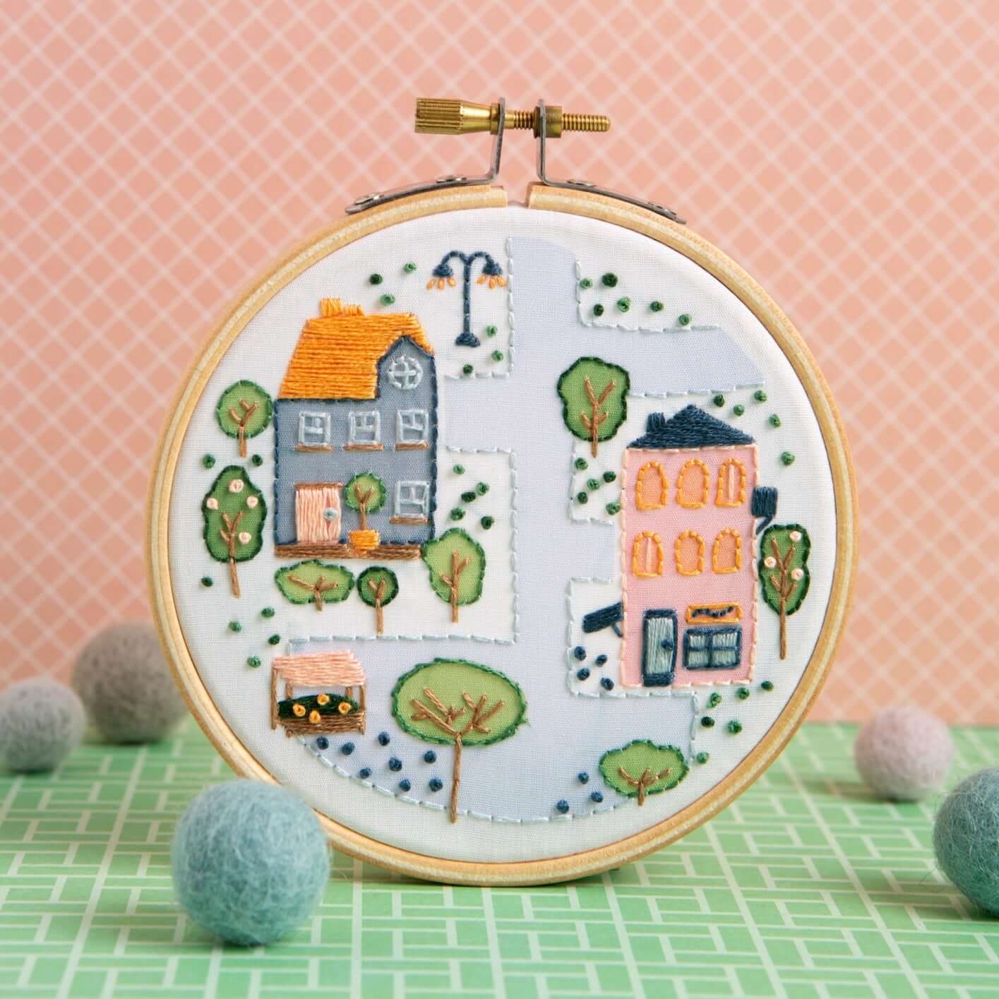 Kit de Bordado pequeño "Town Houses" de Hawthorn Handmade