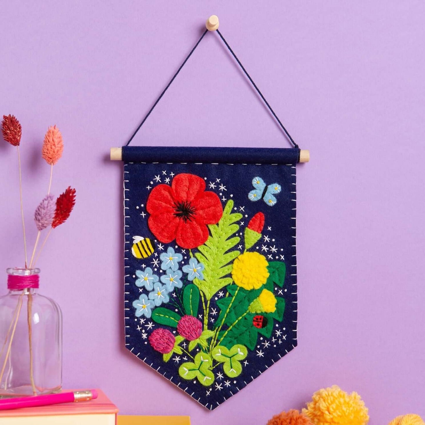 Kit de Costura de Fieltro "Banderín de Flores Salvajes" de Hawthorn Handmade