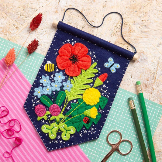 Kit de Costura de Fieltro "Banderín de Flores Salvajes" de Hawthorn Handmade