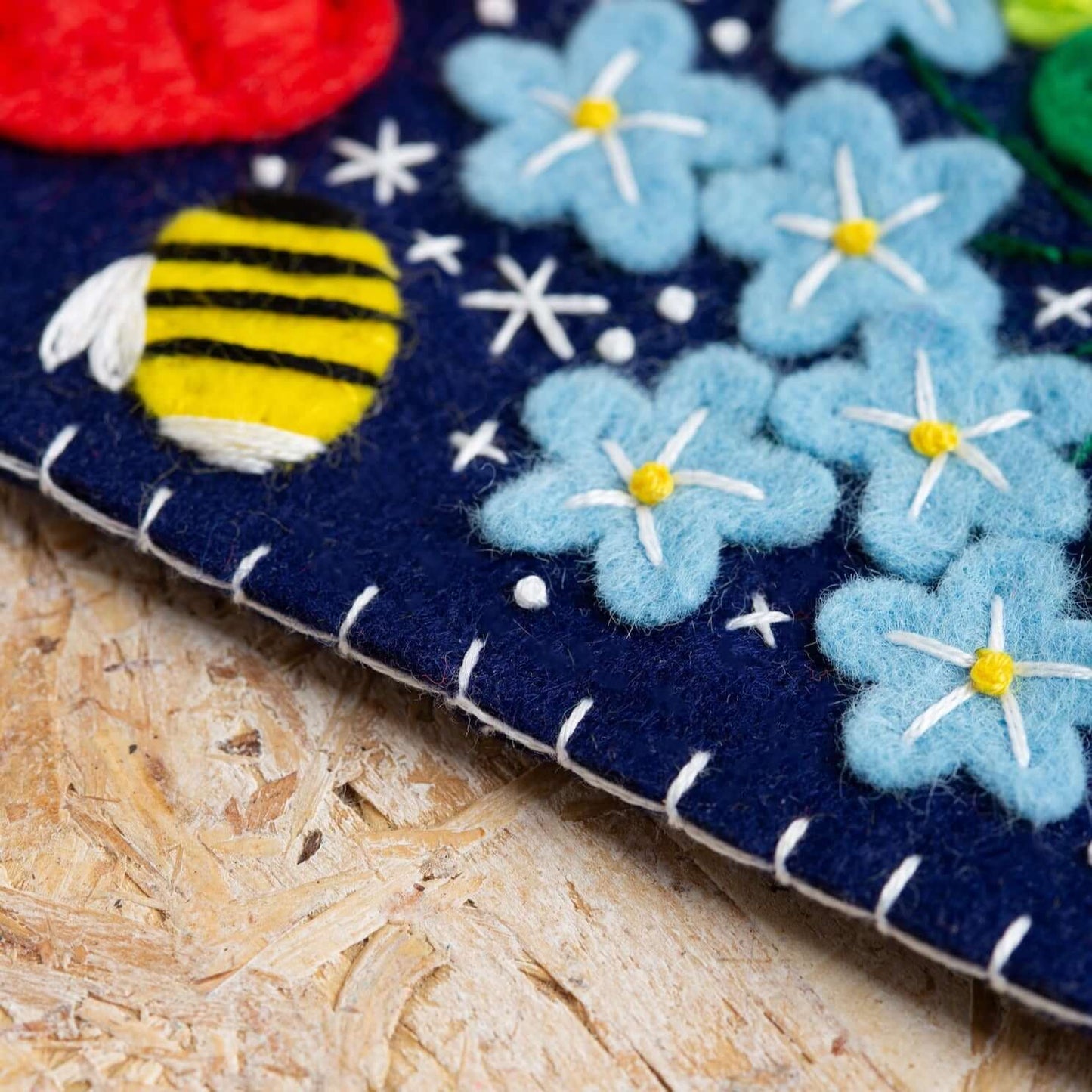 Kit de Costura de Fieltro "Banderín de Flores Salvajes" de Hawthorn Handmade