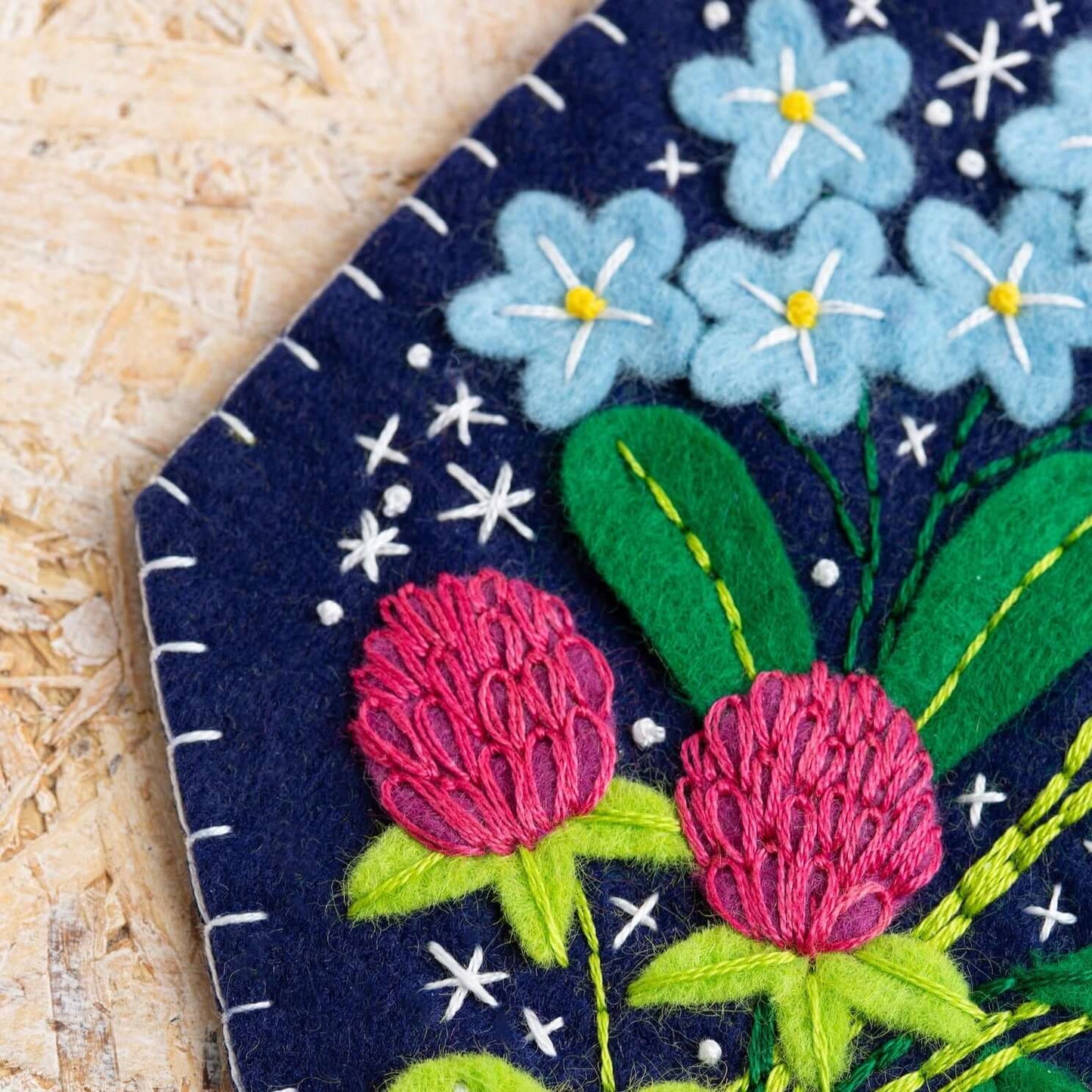 Kit de Costura de Fieltro "Banderín de Flores Salvajes" de Hawthorn Handmade