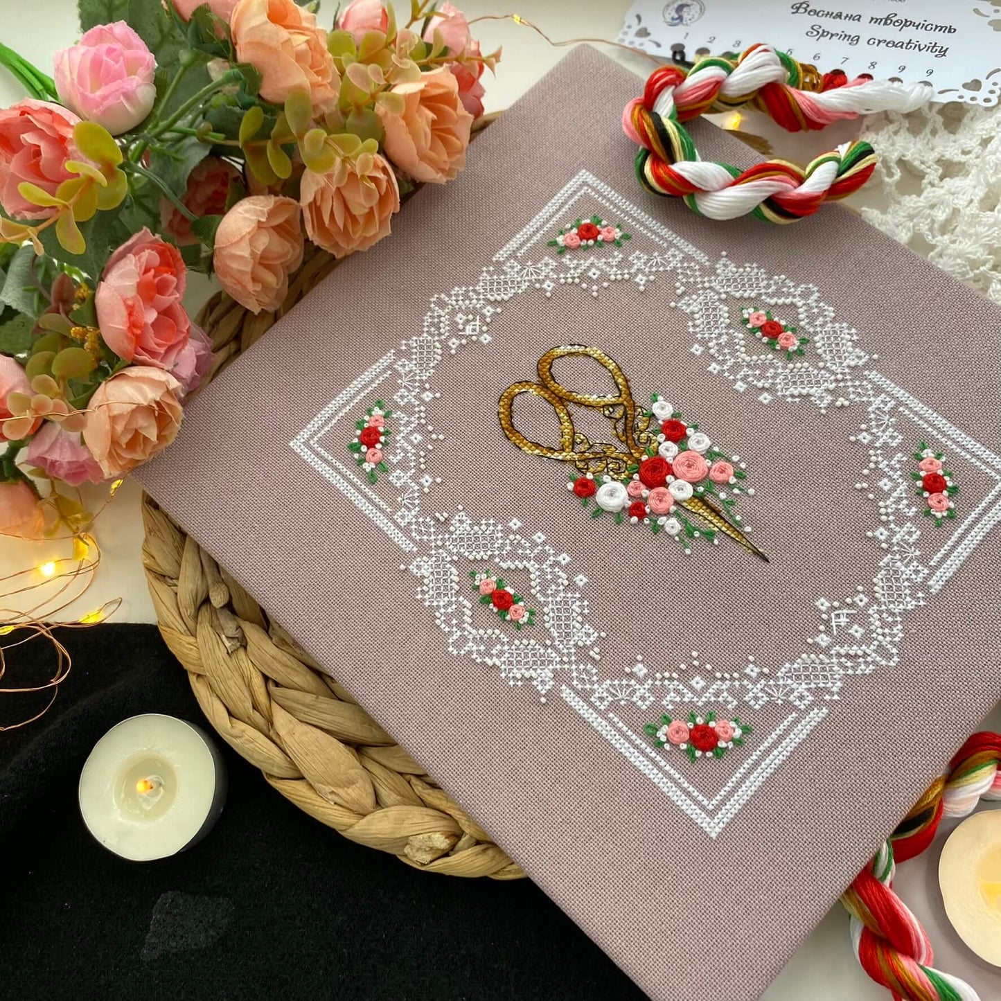 Kit de punto de cruz y bordado “Creatividad Primaveral Tijeras"