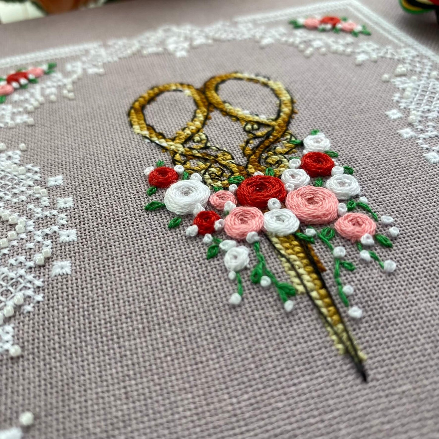 Kit de punto de cruz y bordado “Creatividad Primaveral Tijeras"