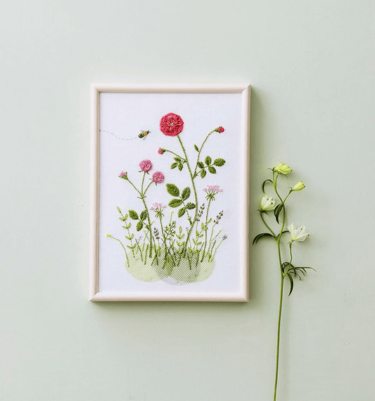 Kit de bordado "Pequeño jardín de rosas", diseñado por Kazuko Aoki para Cosmo