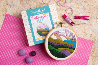 Kit de Bordado pequeño "Highland Hike" - Hawthorn Handmade