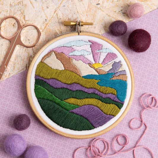 Kit de Bordado pequeño "Highland Hike" - Hawthorn Handmade