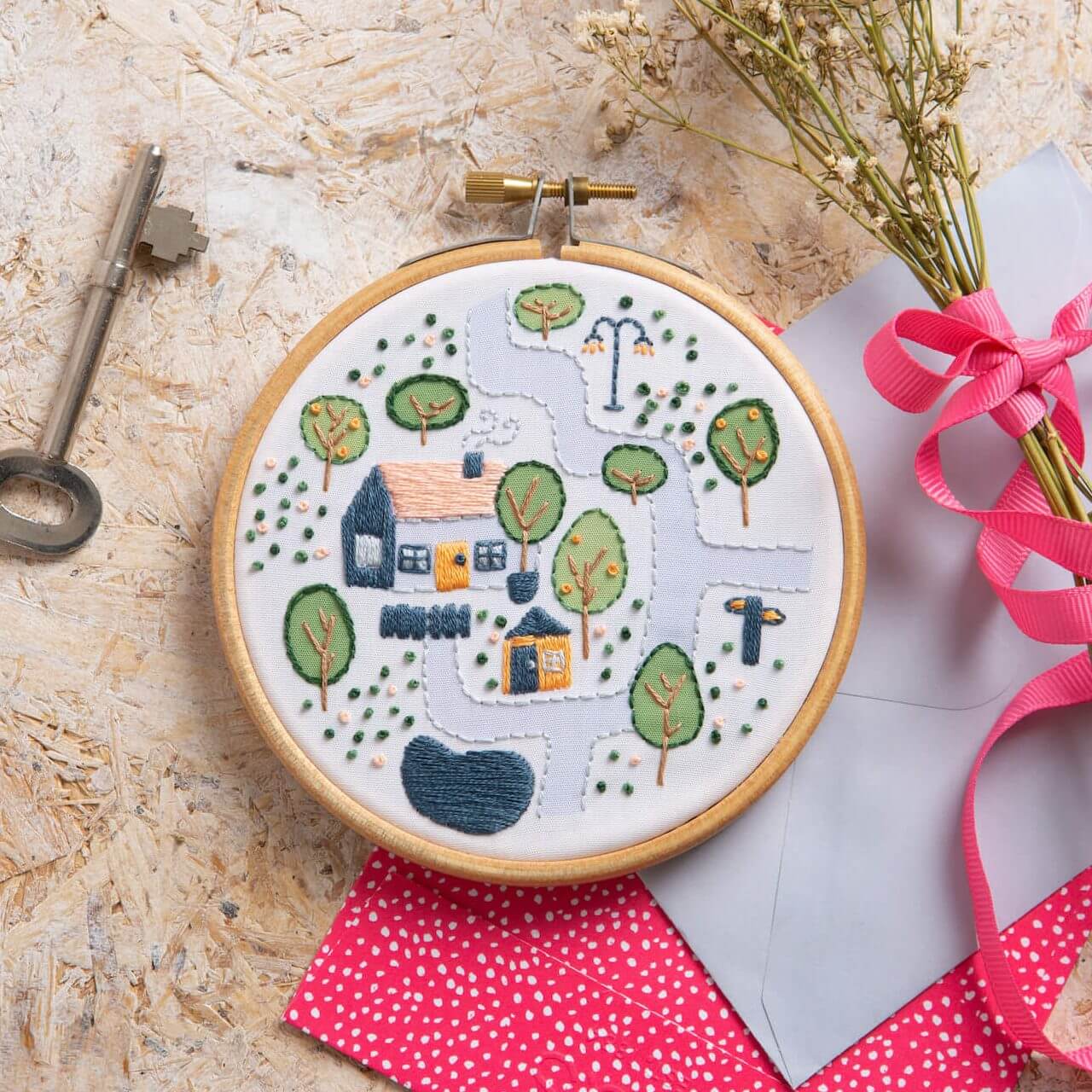 Kit de Bordado pequeño "Village Cottage" - Hawthorn Handmade