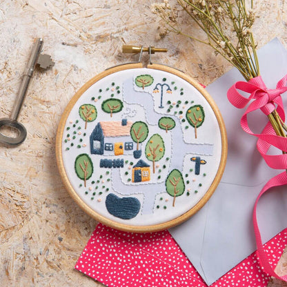 Kit de Bordado pequeño "Village Cottage" - Hawthorn Handmade
