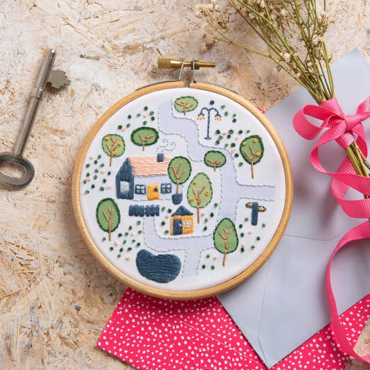 Kit de Bordado pequeño "Village Cottage" - Hawthorn Handmade