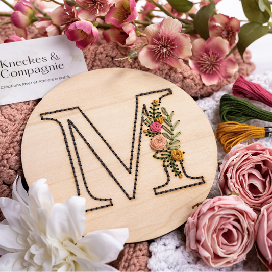 Kit de bordado en madera Letra con Flores - Kneckes & Compagnie