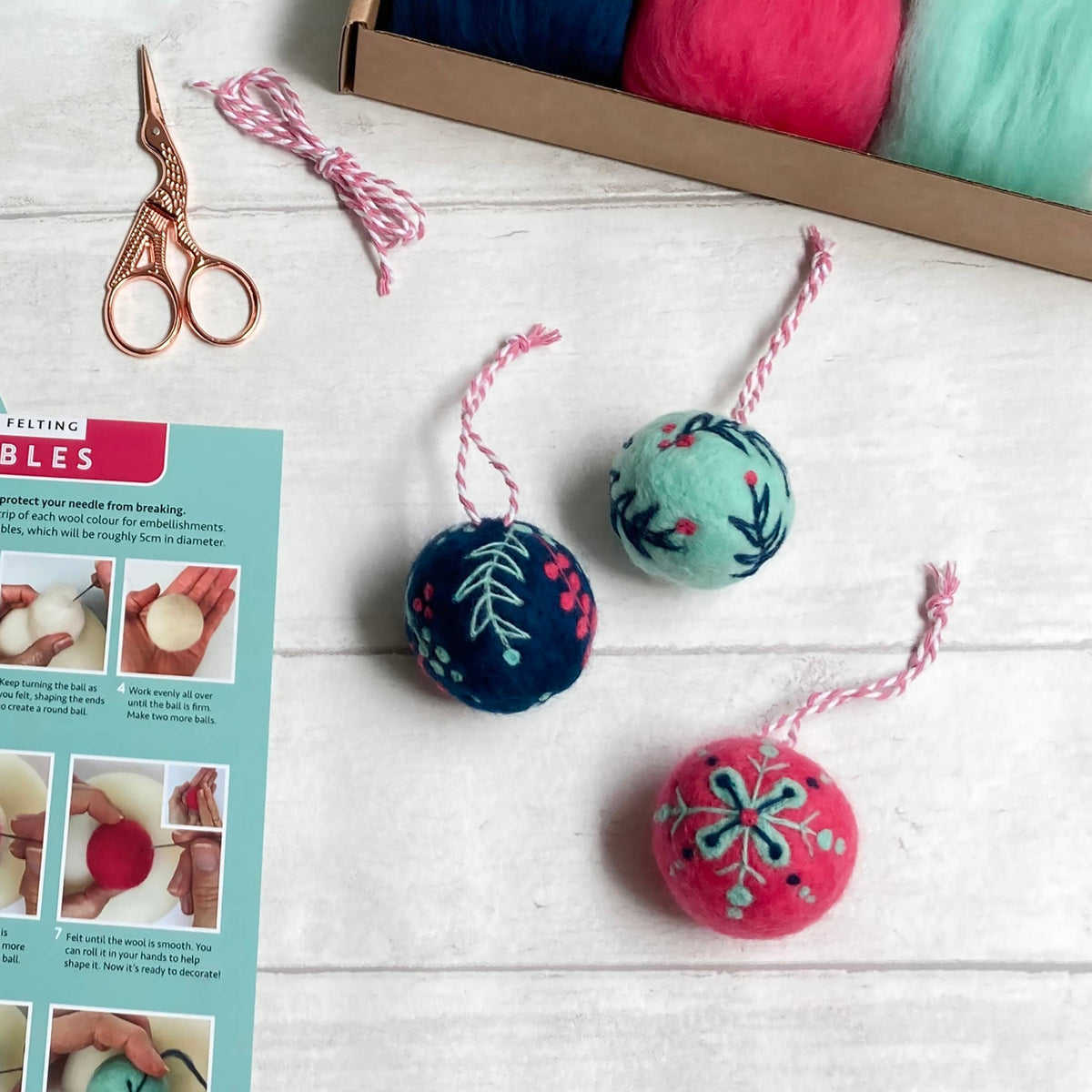 Kit de fieltro con aguja "Bolas de Navidad" - Bergin & Bath