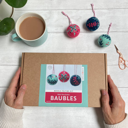 Kit de fieltro con aguja "Bolas de Navidad" - Bergin & Bath 