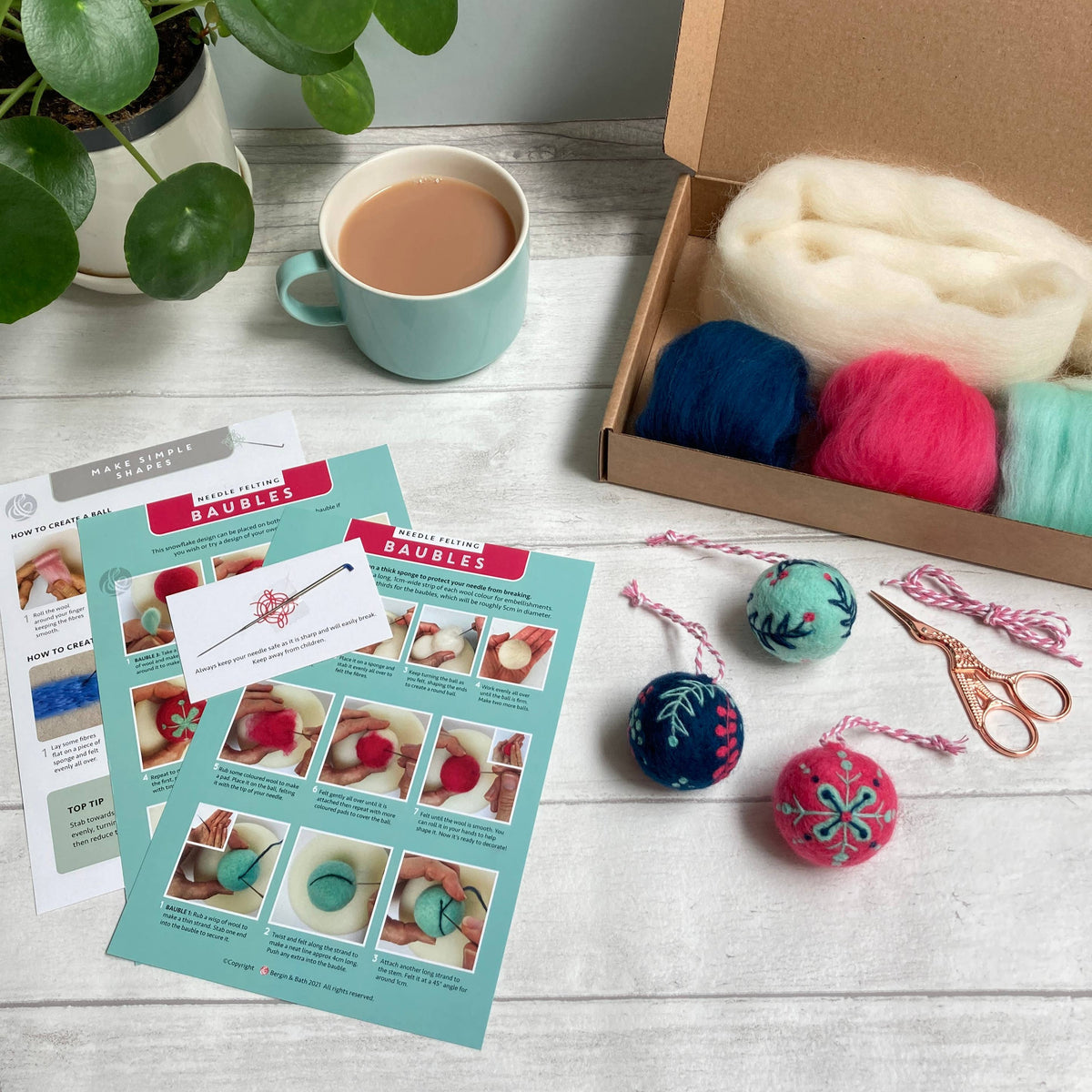 Kit de fieltro con aguja "Bolas de Navidad" - Bergin & Bath 