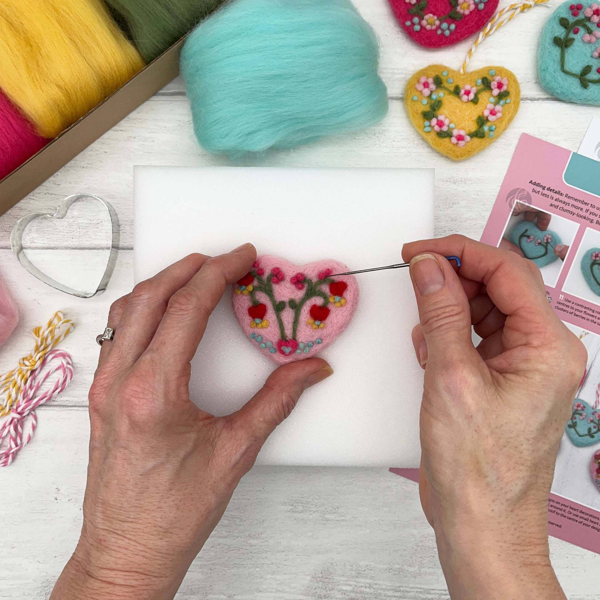 Kit de fieltro con aguja "Corazones" - Bergin & Bath