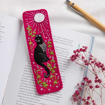 Kit de fieltro marcapáginas “Gato negro” de Hawthorn Handmade