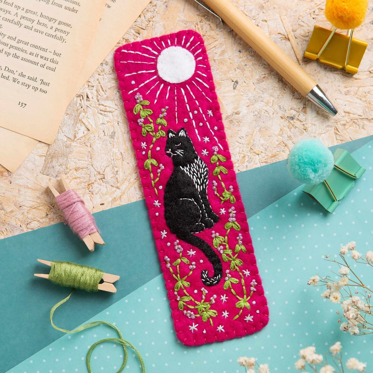 Kit de fieltro marcapáginas “Gato negro” de Hawthorn Handmade