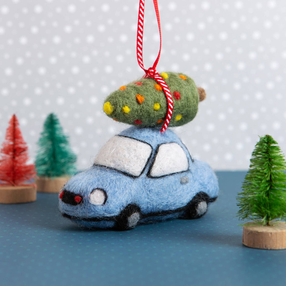 Mini kit de fieltro con aguja “Coche de Navidad” - Hawthorn Handmade