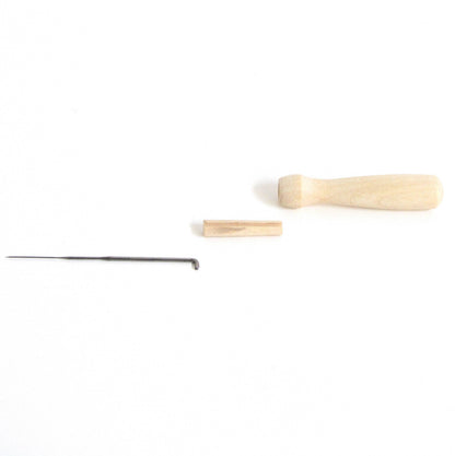 Portaagujas de madera para fieltro con aguja - Hawthorn Handmade