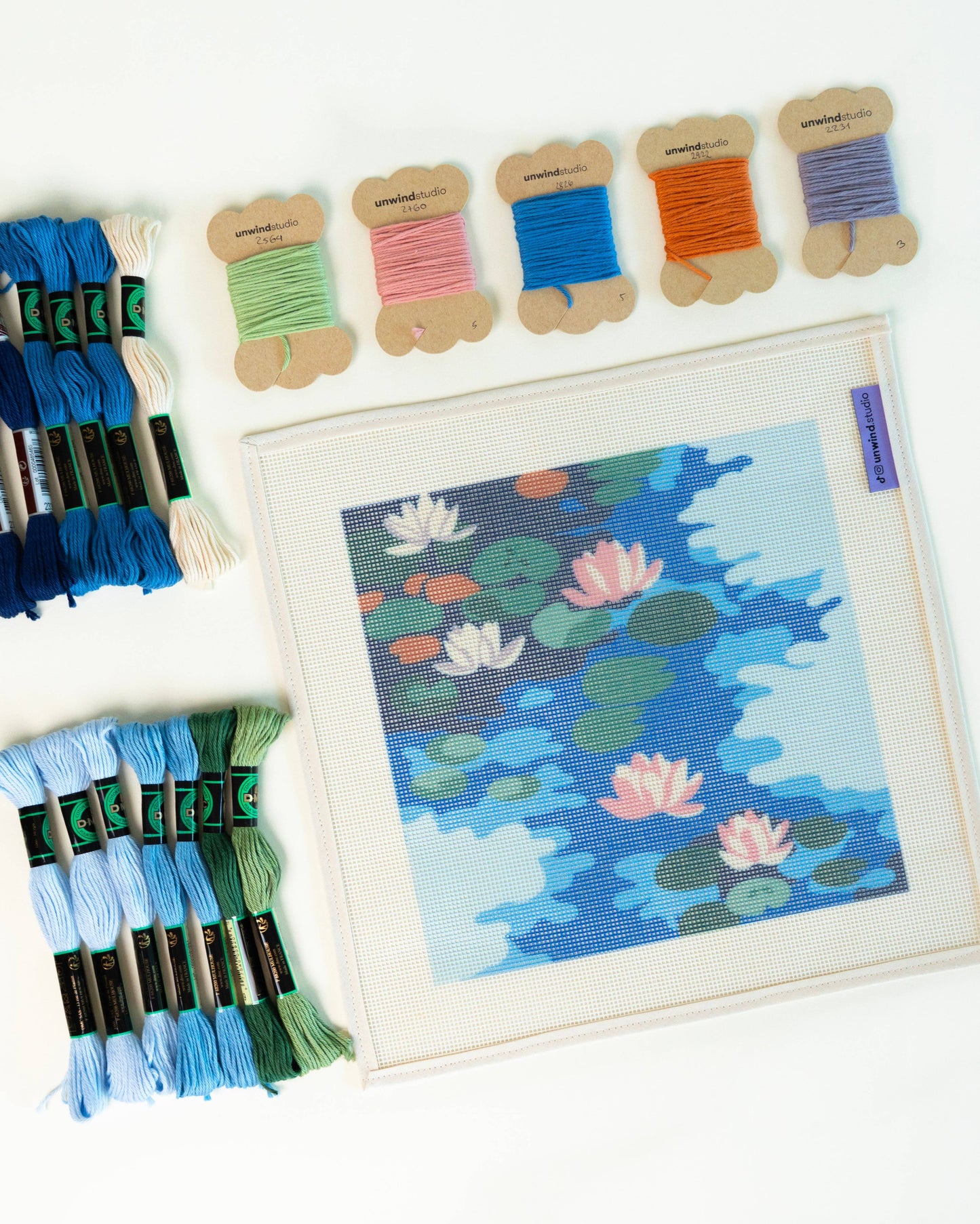 Kit de bordado en cañamazo Claude Monet – Water Lilies de Unwind Studio