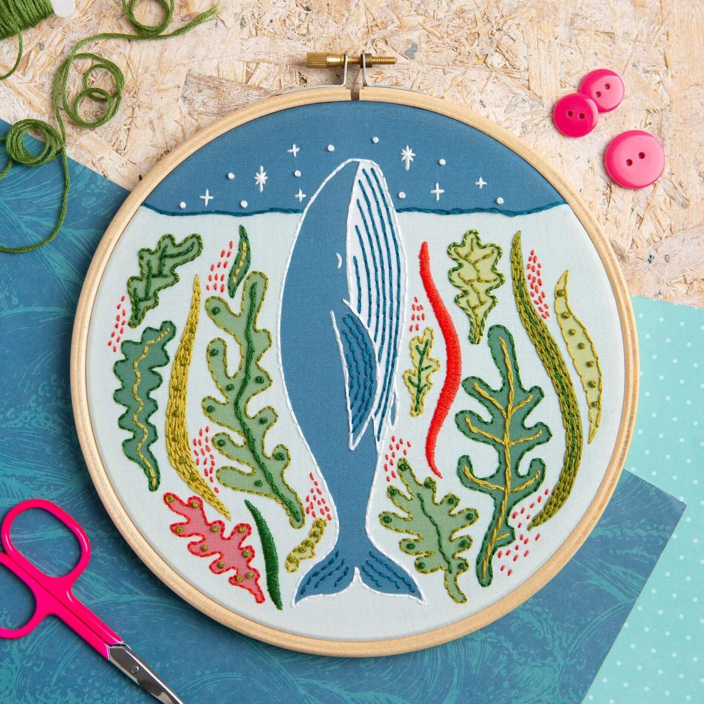Kit de Bordado "Stargazing Whale" - Hawthorn Handmade