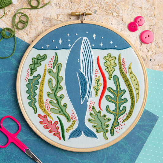 Kit de Bordado "Stargazing Whale" - Hawthorn Handmade