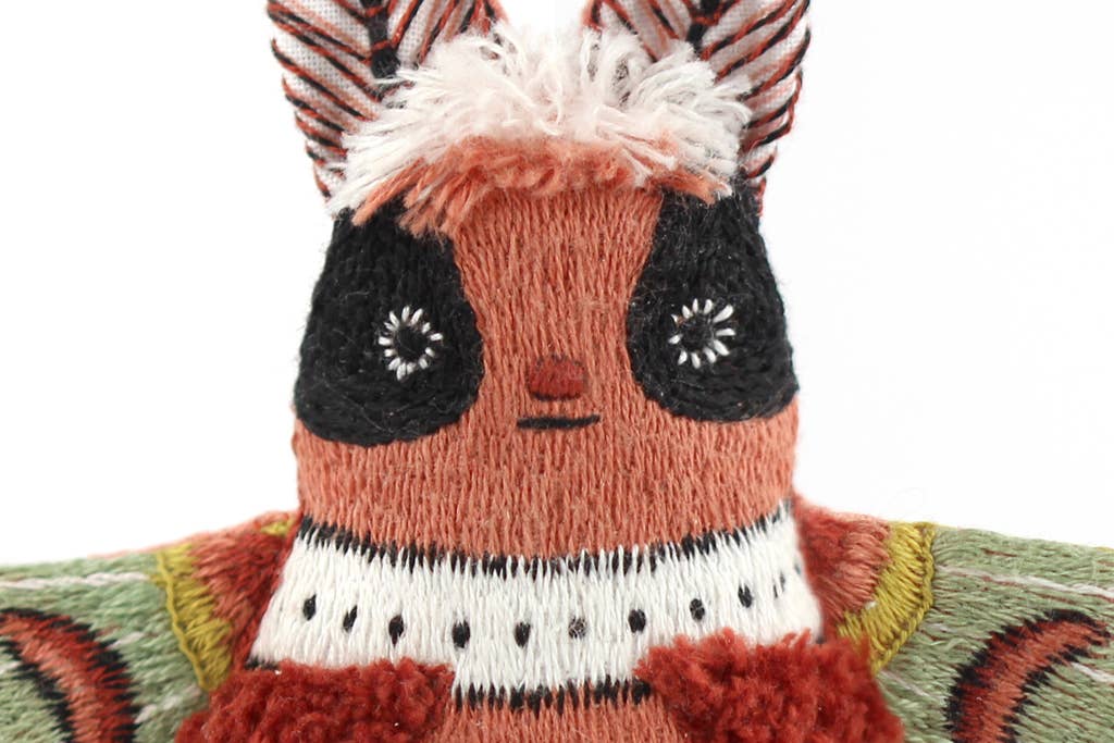 Kit de bordado de Kiriki Press para confeccionar un peluche de Polilla con bordados